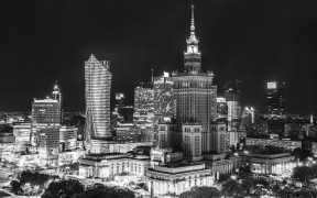 widok na Pałac Kultury i Nauki w Warszawie nocą