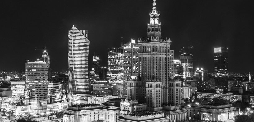 widok na Pałac Kultury i Nauki w Warszawie nocą