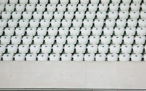 białe siedzenia na trybunach hali