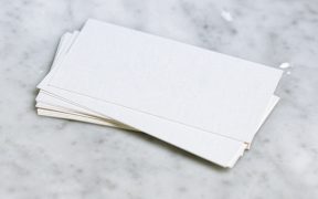 leżący plik białych prostokątnych kartek