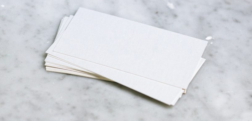 leżący plik białych prostokątnych kartek