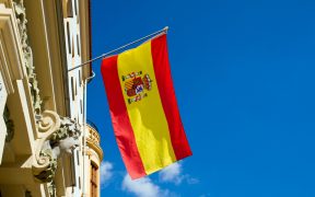 hiszpańska flaga zawieszona na budynku