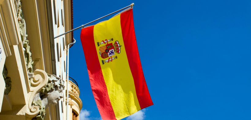 hiszpańska flaga zawieszona na budynku