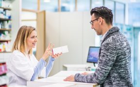 farmaceutka w aptece doradzająca klientowi