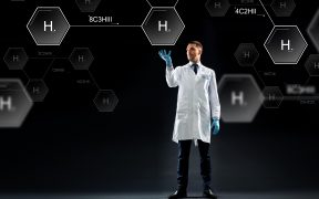młody mężczyzna w kitlu farmaceuty stoi przed wirtualną formułą chemiczną