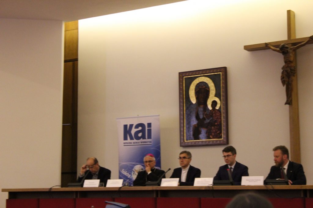 konferencja prasowa księży, profesorów i ministra zdrowia