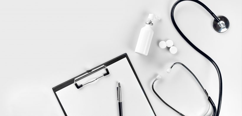 stetoskop, tabletki, tablet na biurku