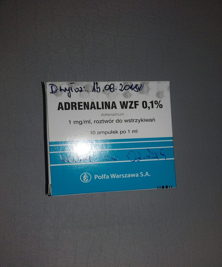 Foto. Adrenalina w zestawie przeciwwstrząsowym z oznaczonymi datami wyjęcia z lodówki  oraz przydatności do użycia - Pozafarmakologiczne czynniki wpływające na bezpieczeństwo i racjonalność farmakoterapii cz. I