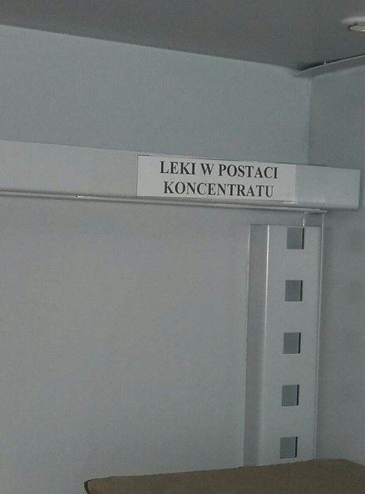 Foto. Wydzielony na półce obszar przechowywania koncentratów 1 - Pozafarmakologiczne czynniki wpływające na bezpieczeństwo i racjonalność farmakoterapii cz. I