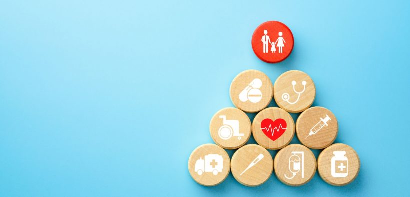 małe drewniane ikony z symbolami medycznymi