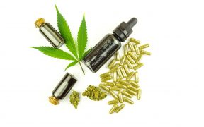 olejki CBD w fiolkach, kapsułki i liść marihuany