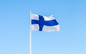 flaga Finlandii na maszcie