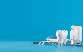 narzędzia dentystyczne, szczoteczka oraz nić dentystyczna do higieny jamy ustnej