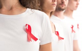 czerwona kokardka (symbol solidarności z osobami żyjącymi z HIV i AIDS)