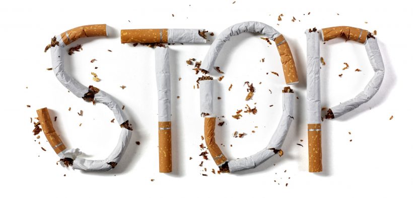 Ułożony napis "STOP" z kawałków papierosów